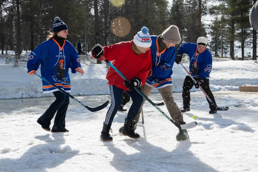 PitsiLätkä 2027 Pipolätkän pelaajia tiukassa kaksinkamppailussa PitsiLätkä 2026 -turnauksessa