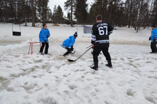 PitsiLätkä 2027 Ottelu käynnissä lumisella kentällä PitsiLätkä 2026 -turnauksessa