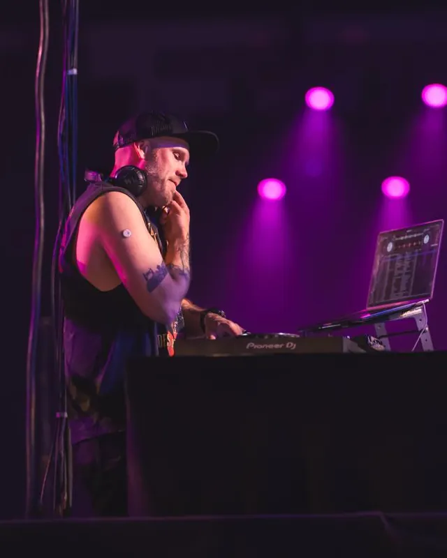 DJ Alljam soittamassa violetissa lavavalossa